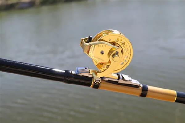 手海两用竿的定义，分为矶竿和前打竿两种