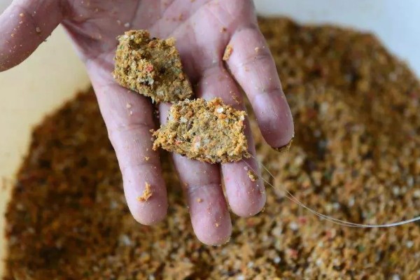 老鬼鱼饵怎么搭配，根据垂钓对象选择不同的饵料去配制