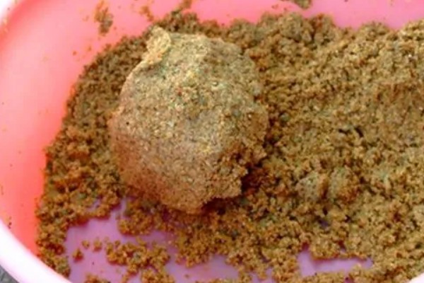 老鬼鱼饵怎么搭配，根据垂钓对象选择不同的饵料去配制