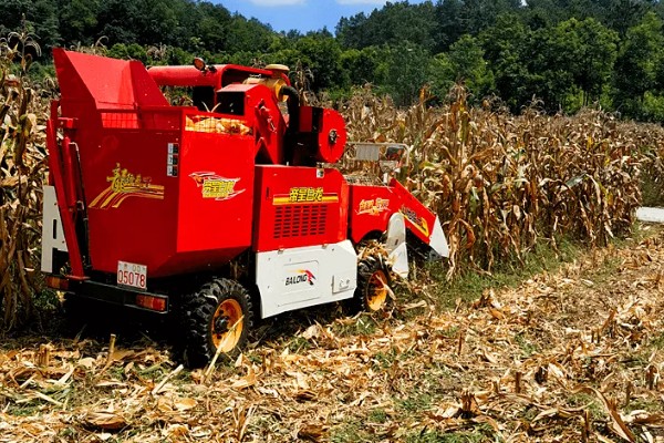 玉米收割机怎么使用,机器运转时不能排除故障