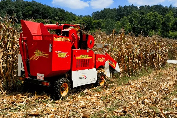 玉米收割机怎么使用,机器运转时不能排除故障