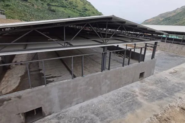 盖猪舍用什么材料可以省钱,墙体可以使用土、砖等材料