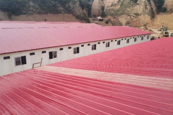 盖猪舍用什么材料可以省钱,墙体可以使用土、砖等材料