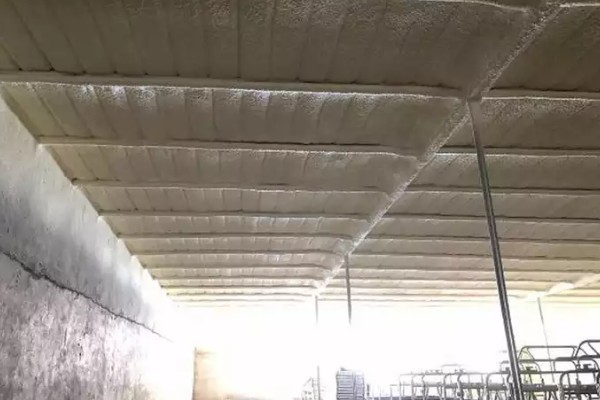 盖猪舍用什么材料可以省钱,墙体可以使用土、砖等材料