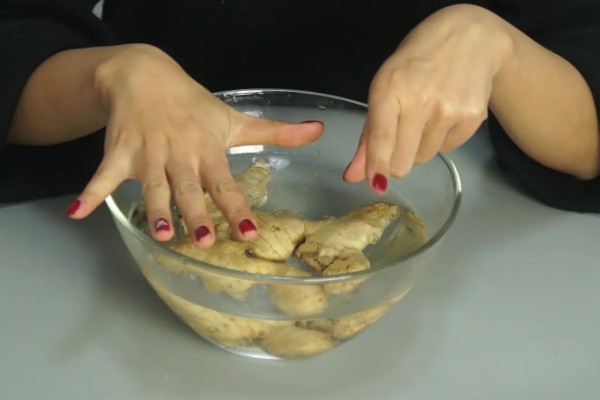 生姜死苗烂根怎么办，可浇灌甲基硫菌灵可湿性粉剂