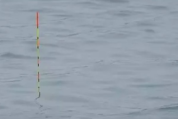 钓鲢鳙浮漂走水如何处理,可更换吃铅量大的浮漂