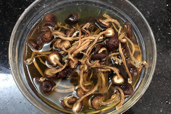 茶树菇怎么泡发,先剪去柄尾端的硬蒂