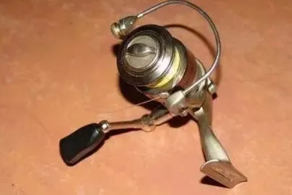 鱼轮不收线的原因，卸力器太松会导致鱼轮无法收线