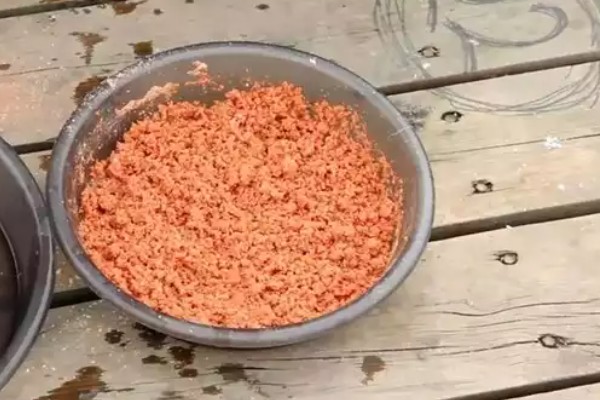 钓草鱼适合用什么饵料，草香味、甜香味、薯香味、酒香味饵料都很合适