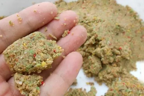钓草鱼适合用什么饵料，草香味、甜香味、薯香味、酒香味饵料都很合适