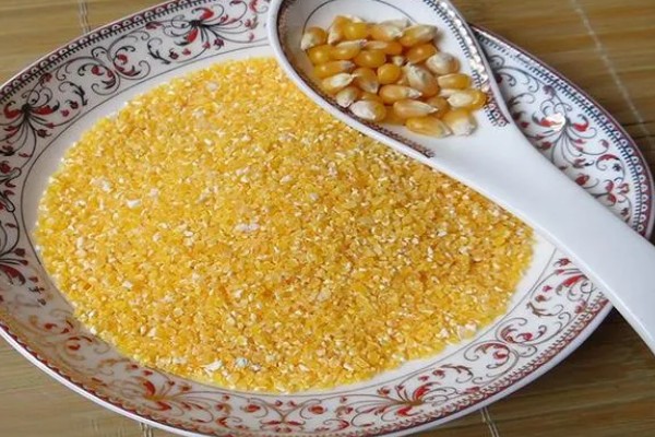 钓草鱼适合用什么饵料，草香味、甜香味、薯香味、酒香味饵料都很合适
