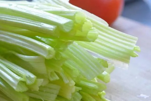 芹菜为何会空心，磷肥不足后期容易空心