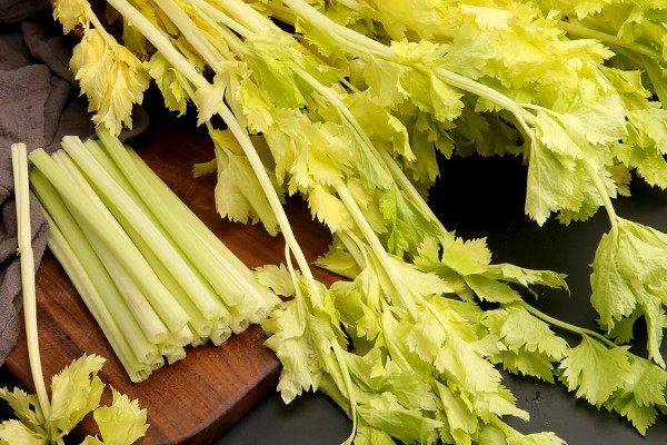 芹菜为何会空心，磷肥不足后期容易空心